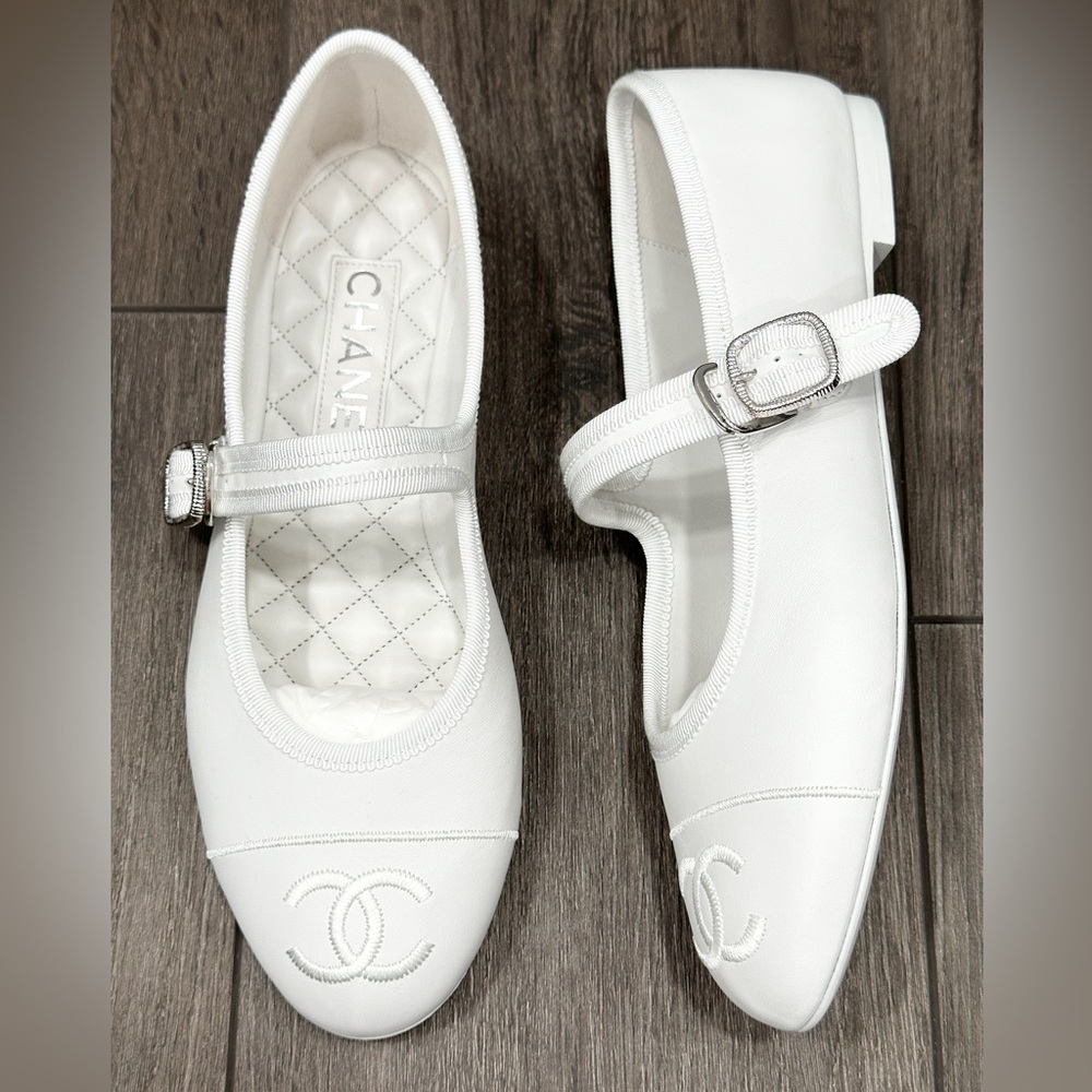 CHANEL CC LOGO WHITE LEATHER MARYJANE BALLET FLATS SHOES SILVER BUCKLE 37.5